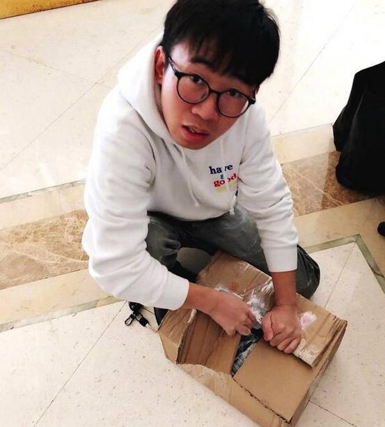 温馨！谢娜为杨迪庆生 拆快递睡化妆间表情呆萌搞笑