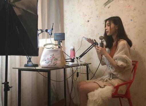 涅槃重生！揭秘网红生产线 闭门修炼1个月“素人”变网红