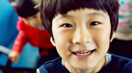 天天帅气遮脸自拍长成帅气小伙 一晃多年天天成大男孩