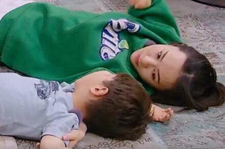 笑疯了!嗯哼吐槽霍思燕脸方 