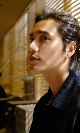 陈坤扎小辫自拍 网友：你帅了那么多年不累吗？