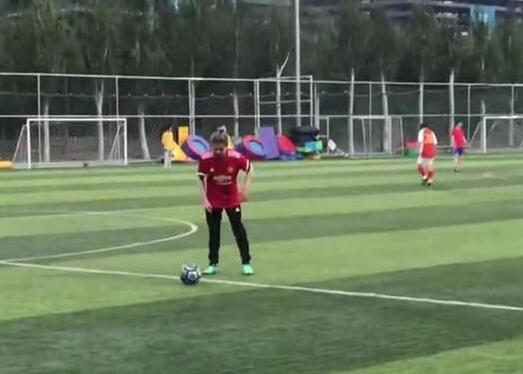 帅炸了!鹿晗绿茵场炫球技 