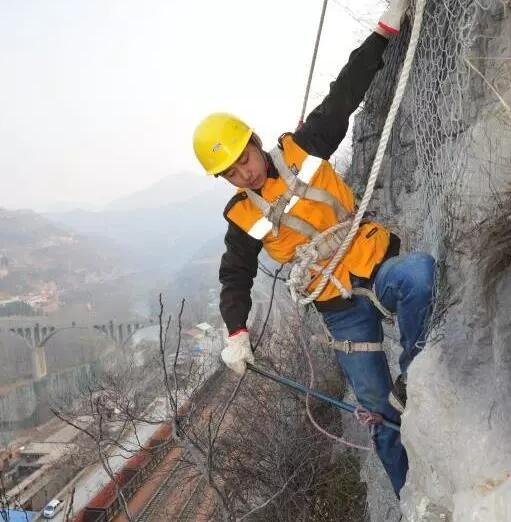 发现│走近悬崖峭壁上的“拆弹部队”