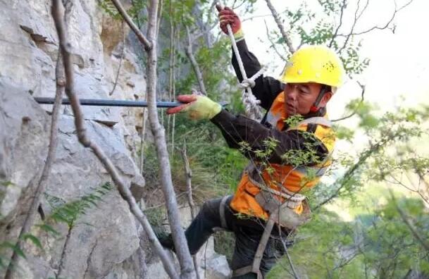 发现│走近悬崖峭壁上的“拆弹部队”