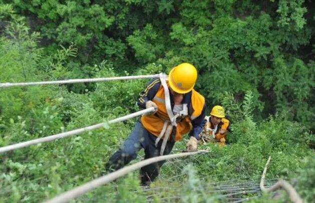 发现│走近悬崖峭壁上的“拆弹部队”
