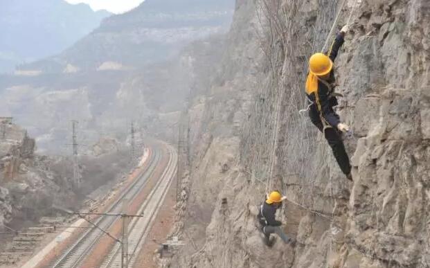 发现│走近悬崖峭壁上的“拆弹部队”