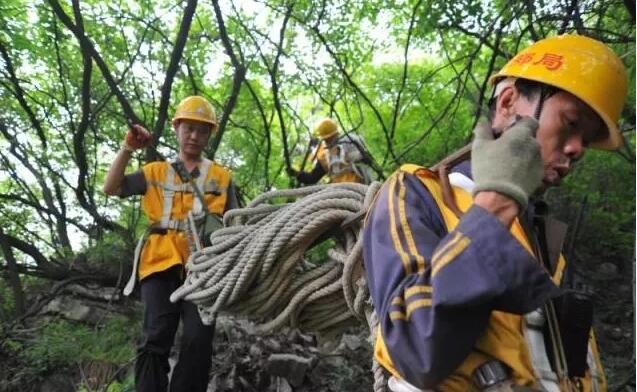 发现│走近悬崖峭壁上的“拆弹部队”