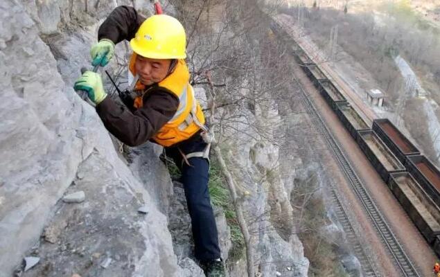 发现│走近悬崖峭壁上的“拆弹部队”