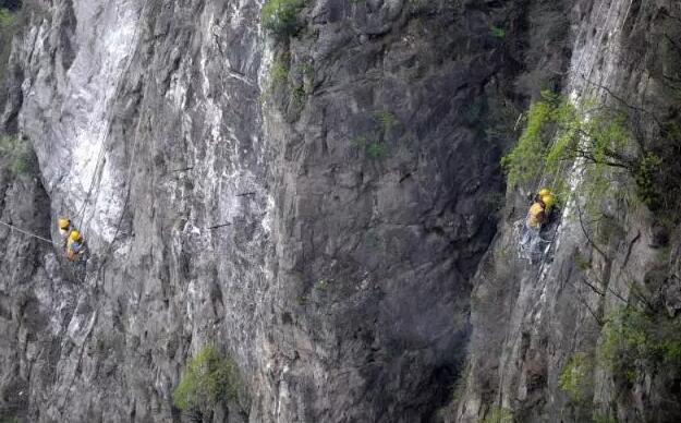 发现│走近悬崖峭壁上的“拆弹部队”