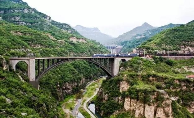 发现│走近悬崖峭壁上的“拆弹部队”