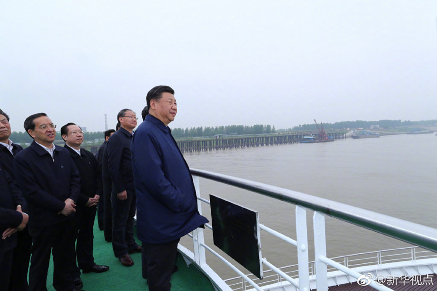习近平乘船考察长江