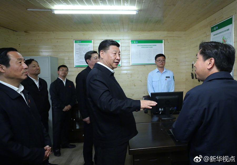 习近平乘船考察长江