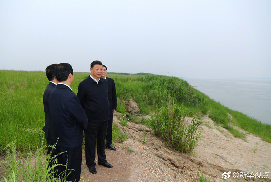 习近平乘船考察长江