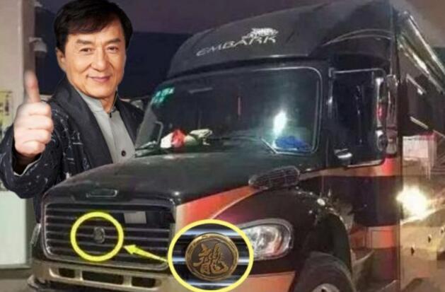 十分厉害!成龙移动城堡518万元 车身向横伸展令车箱变一个大客厅