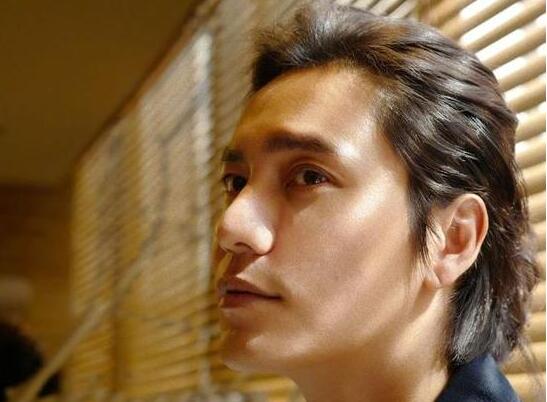 怎么变都有型！陈坤扎小辫自拍 时而狂野不羁时而沉稳内敛