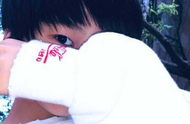 “小暖男”天天帅气遮脸自拍 爸爸去哪里的天天如今已是大男孩