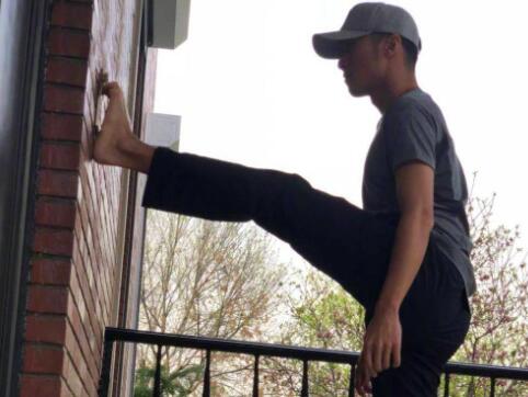 解锁新技能！谢霆锋脚纹解锁 拒绝油腻中年走调皮搞笑风格？