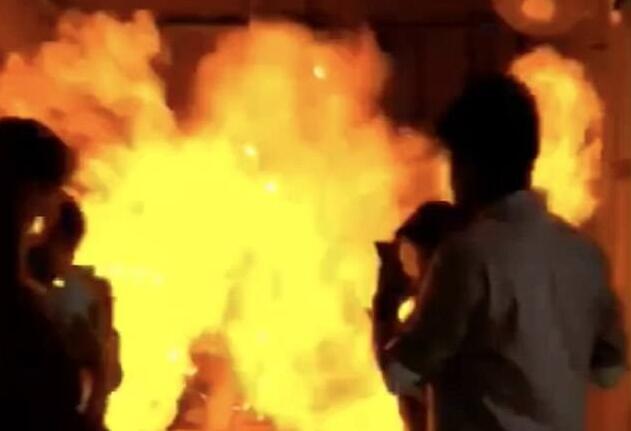 惊险万分！女孩点蜡烛引爆氢气球 生日宴会变火海