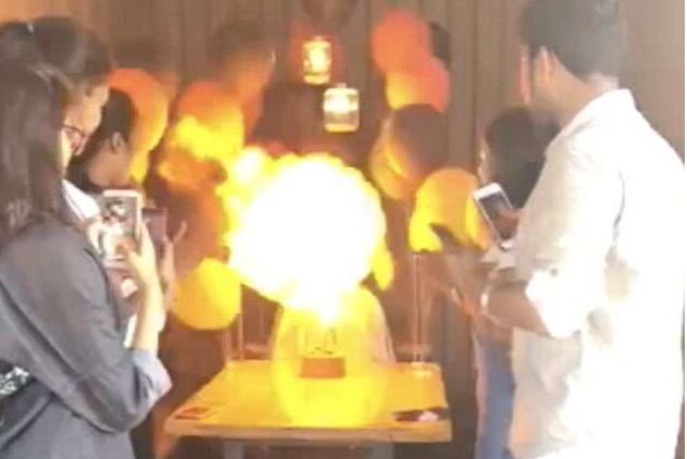 惊险万分！女孩点蜡烛引爆氢气球 生日宴会变火海