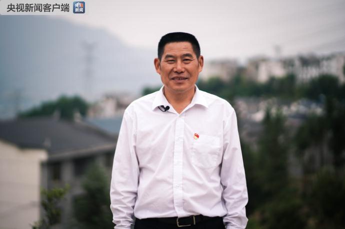 习近平走进三峡移民新村 175米线上的新生活