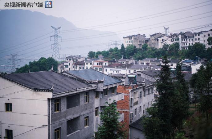 习近平走进三峡移民新村 175米线上的新生活