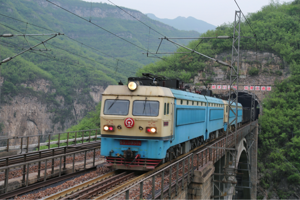 探访大山深处的捅山工:“峭壁舞者”每年查100多座山