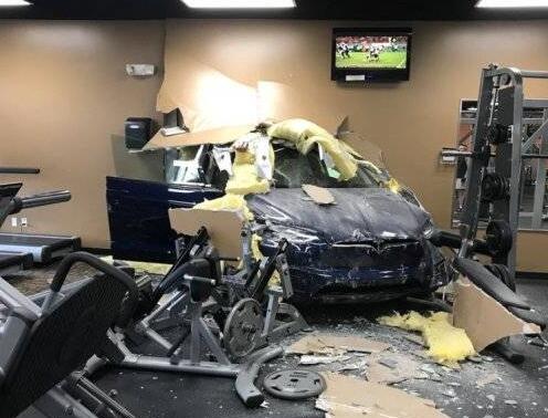 踏板误用？特斯拉撞入健身房 女司机:踩下刹车后 汽车依然在加速