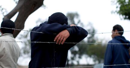 可怜！难民抵达美墨边境 大约1500人组成“大篷车”队徒步前进