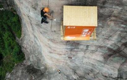 活久见!小卖部开悬崖上你见过吗?专为攀岩的游人售卖零食和饮用水