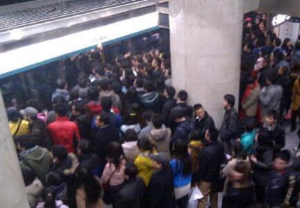 重庆地铁故障清客10分钟 早高峰时“停摆”车站更加拥挤 