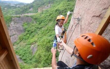 有魄力！小卖部开悬崖上什么鬼？悬崖商店工作人员向商店运送零食