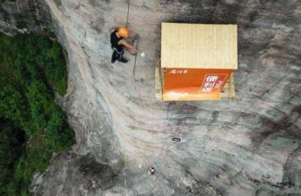 有魄力！小卖部开悬崖上什么鬼？悬崖商店工作人员向商店运送零食