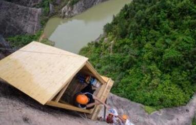 有魄力！小卖部开悬崖上什么鬼？悬崖商店工作人员向商店运送零食