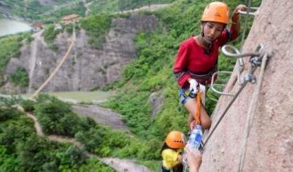 有魄力！小卖部开悬崖上什么鬼？悬崖商店工作人员向商店运送零食