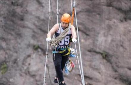 有魄力！小卖部开悬崖上什么鬼？悬崖商店工作人员向商店运送零食