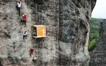 有魄力！小卖部开悬崖上什么鬼？悬崖商店工作人员向商店运送零食