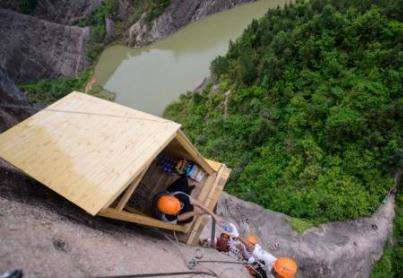 无奇不有！小卖部开悬崖上 悬空于100余米高度的买卖是怎么完成的？