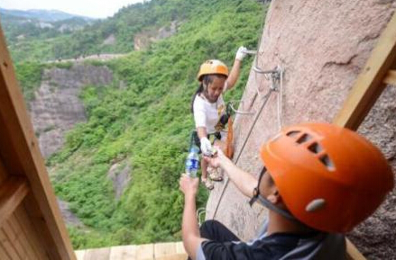 无奇不有！小卖部开悬崖上 悬空于100余米高度的买卖是怎么完成的？