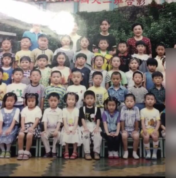黄子韬幼儿园合影有亮点!网友调侃:谁还没个当明星的同学?