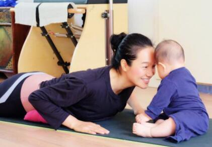 妈妈力max!朱丹带女儿健身 