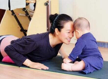 辣妈萌娃！朱丹带女儿健身画面暖化了 肉嘟嘟宝宝抬头望向妈妈