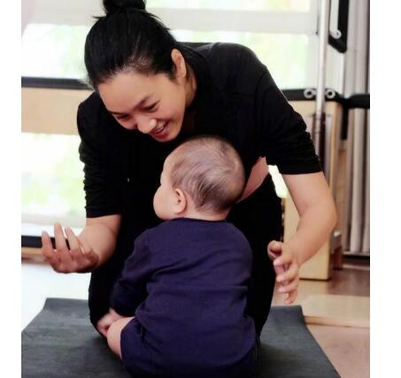 辣妈萌娃！朱丹带女儿健身画面暖化了 肉嘟嘟宝宝抬头望向妈妈