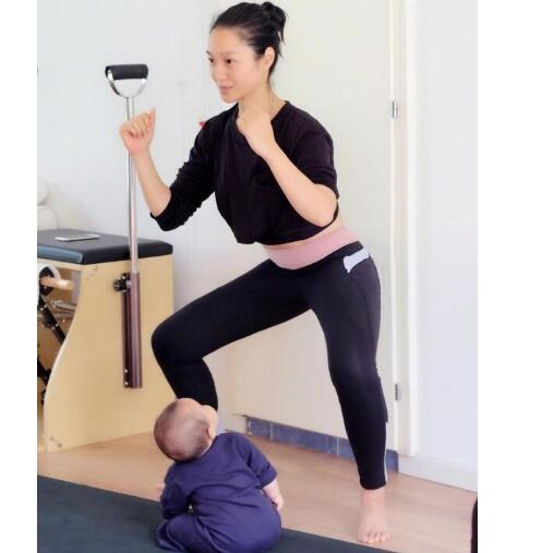 辣妈萌娃！朱丹带女儿健身画面暖化了 肉嘟嘟宝宝抬头望向妈妈
