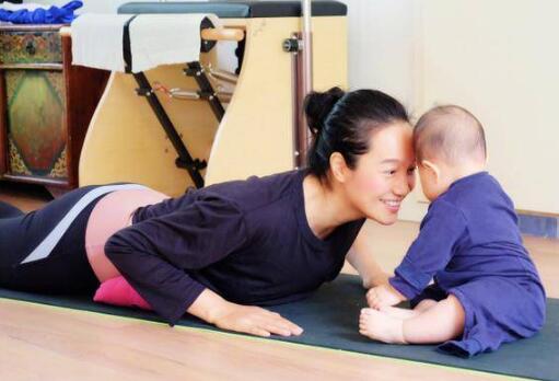 人生赢家!朱丹带女儿健身画面萌翻 主持界