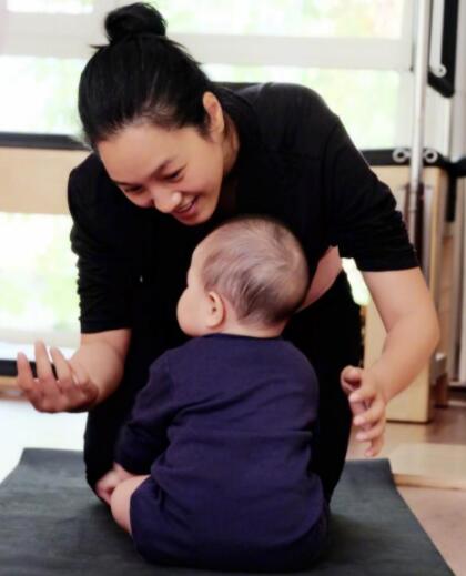 人生赢家!朱丹带女儿健身画面萌翻 主持界