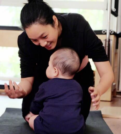 朱丹带女儿健身素颜出镜 瑜伽垫上母女亲密互动