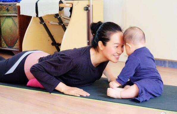 朱丹带女儿健身素颜出镜 瑜伽垫上母女亲密互动