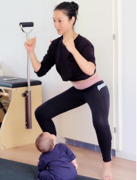 朱丹带女儿健身素颜出镜 瑜伽垫上母女亲密互动