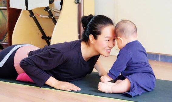 朱丹带女儿健身 辣妈素颜出镜扎着丸子头气色很好