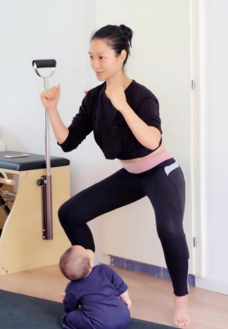 朱丹带女儿健身 辣妈素颜出镜扎着丸子头气色很好